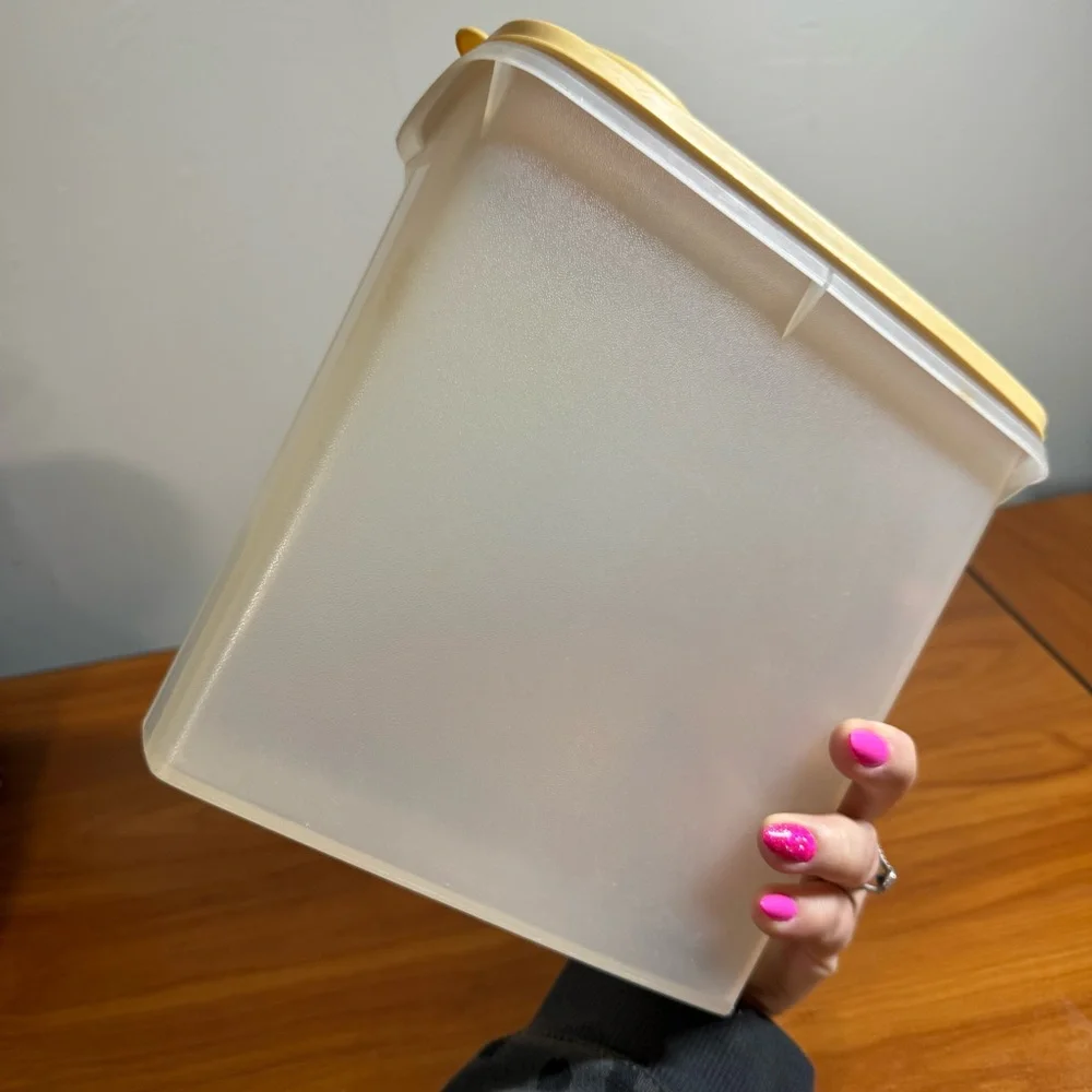 Vintage Tupperware Cereal Keeper Container‎ Almond 471-10 Flip-top Seal